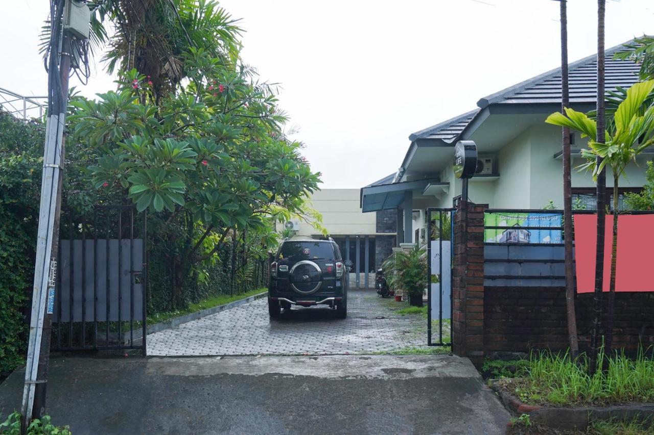 Oyo Life 2905 Kost Semampir Tengah Near Rsu Premier Surabaya Kota Surabaya Hotel Exterior photo